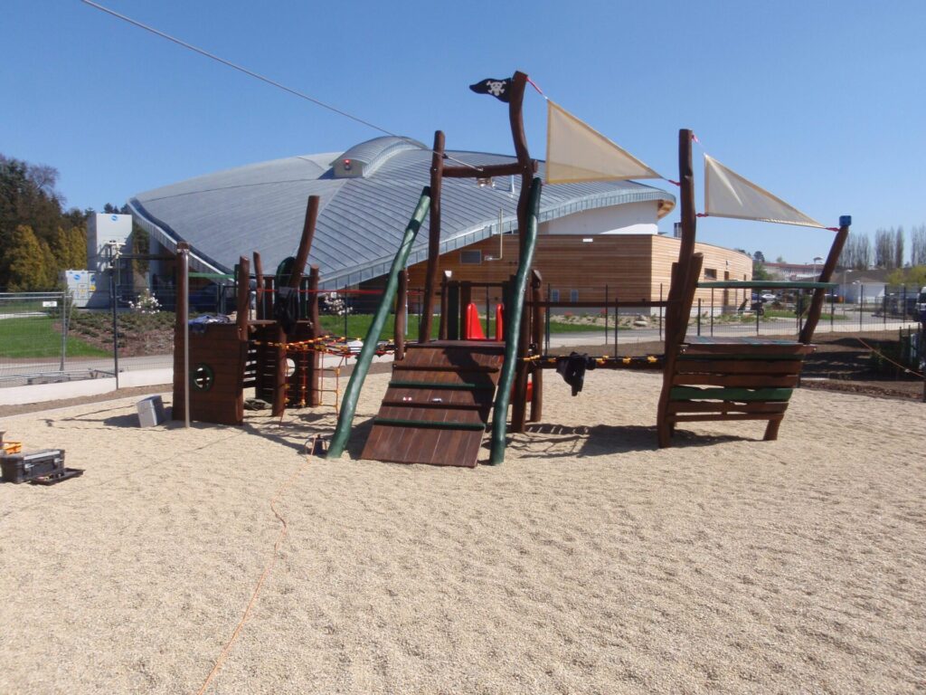 A když hřiště stojí, nastává fáze údržby