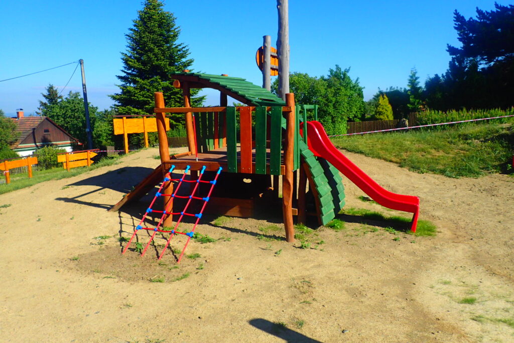 Akát je ideální dřevinou pro tvorbu dětských hřišť