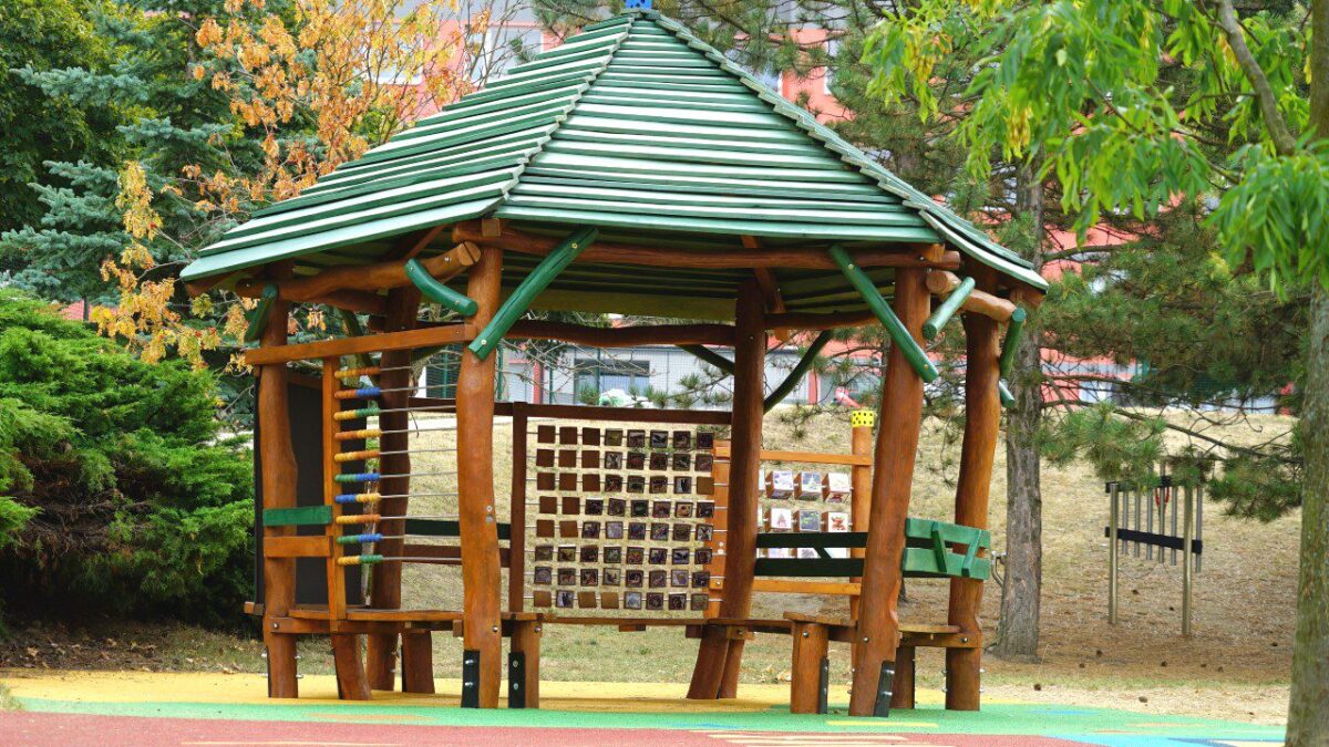 Úvodní fotografie k blogovému článku společnosti Hřiště hrou #11 "Když dětské hřiště nejen baví, ale také vzdělává"