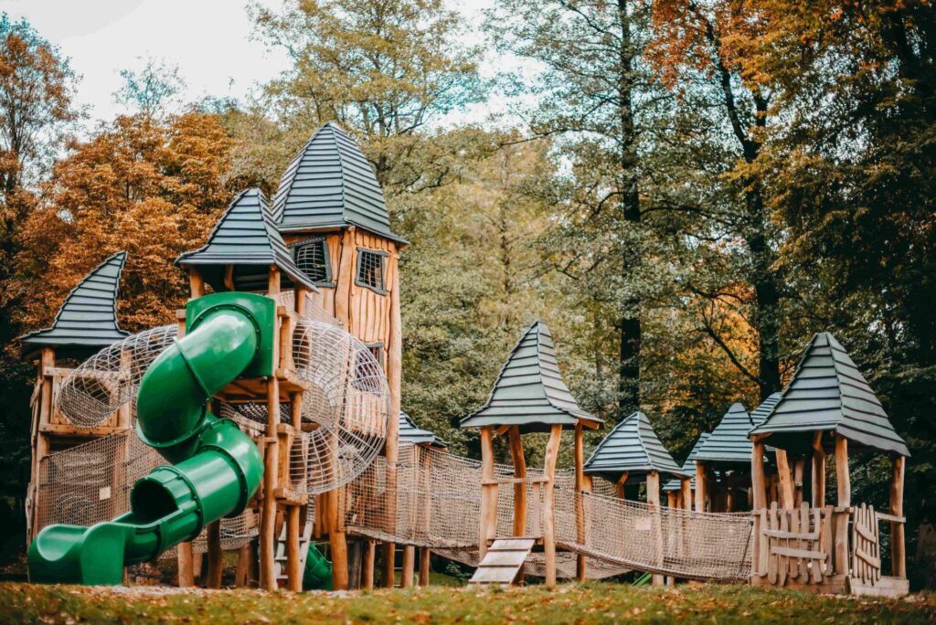 Herní sestava s tobogánem a tunelem v Lesoparku ve Vratislavicích nad Nisou.