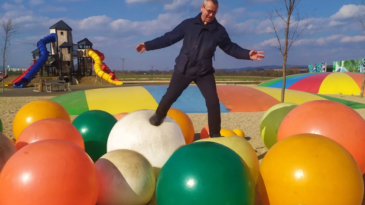 Úvodní fotografie k blogovému článku společnosti Hřiště hrou #14 "„Každý den vytvoříme nový atypický prvek.“ říká zakladatel Hřiště Hrou Tomáš Tomsa"