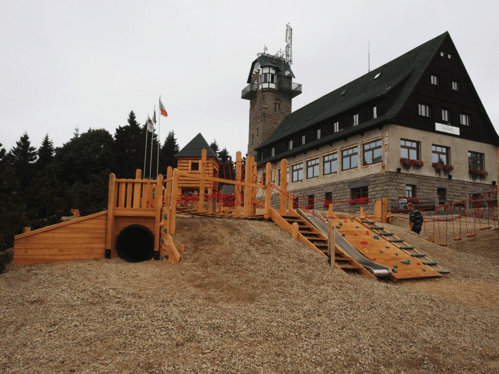 Dětské hřiště u horského hotelu Královka v Jizerských horách