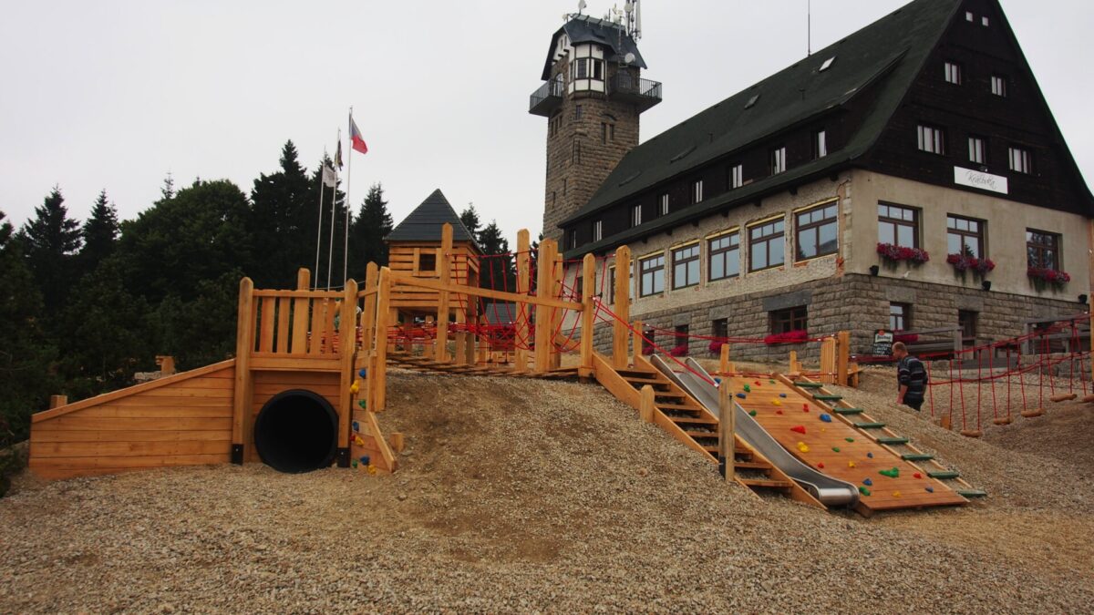 Úvodní fotografie k blogovému článku společnosti Hřiště hrou #20 "Certifikovaná dětská hřiště pro obce a města v roce 2023"