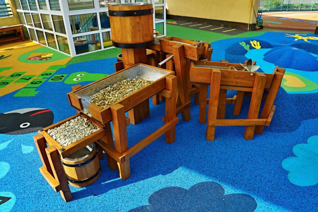 Herní i naučné prvky dětského hřiště v MŠ Černý Most