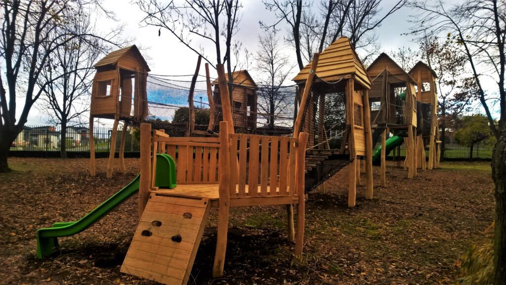 Dětské hřiště z akátového dřeva s kvalitními plastovými a kovovými prvky