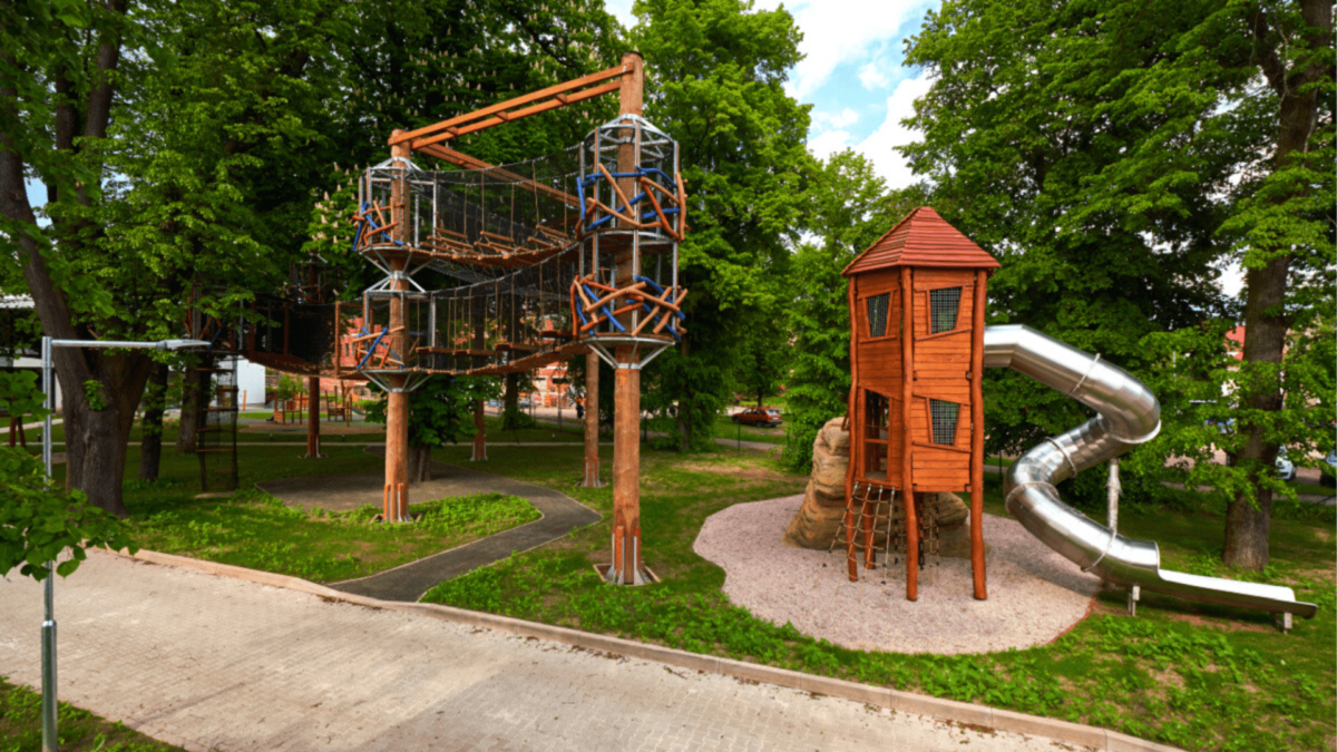 Úvodní fotografie k blogovému článku společnosti Hřiště hrou #21 "Jak vybrat materiál na dětské hřiště”