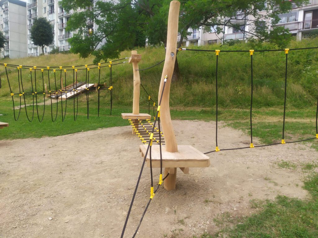 Lanové prvky na hřišti ve Špindlerově Mlýně