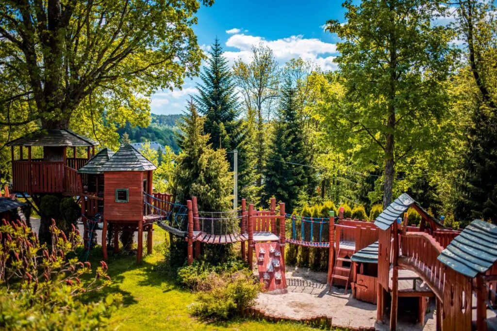 Domek na stromě a lanové hřiště mezi stromy, Resort UKO Bedřichov