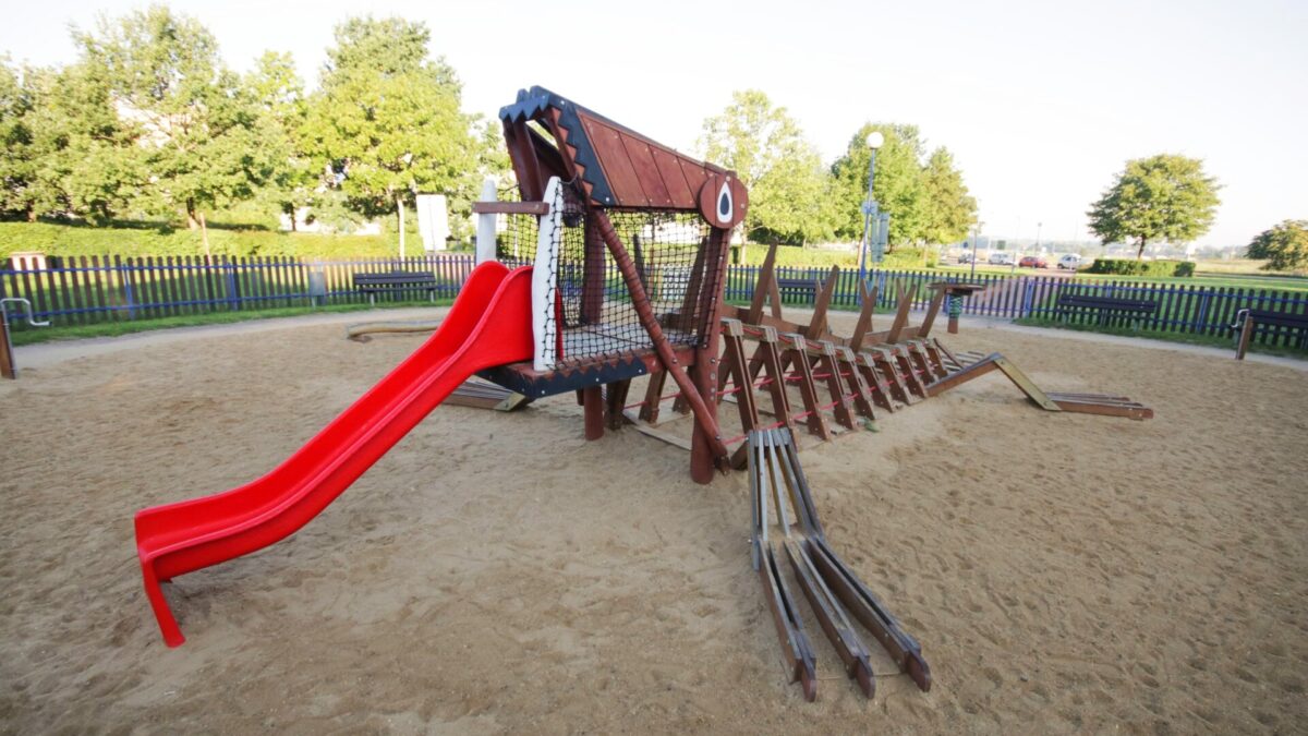 Úvodní fotografie blogového článku společnosti Hřiště hrou #47: "Dětské hřiště pro obce a školy krok za krokem"