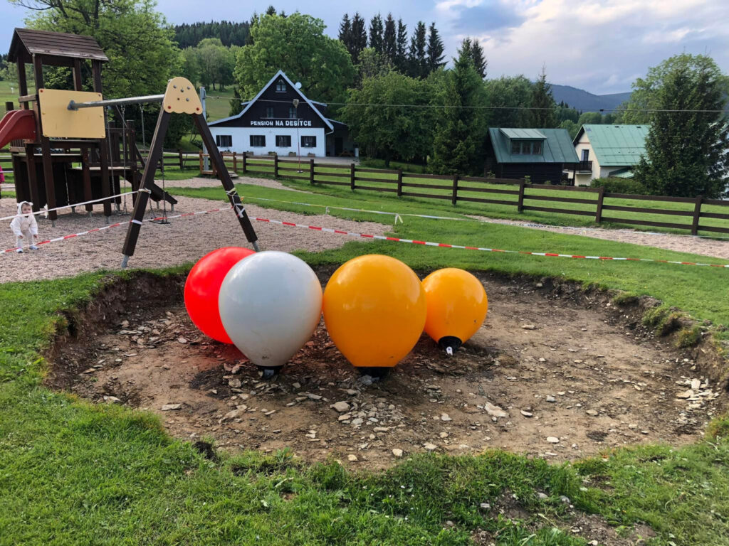 Ukotvení Jelly Bubbles do země