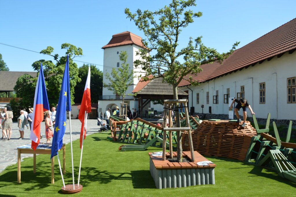 Omezený prostor pro výstavbu dětské prolézací sestavy na míru v areálu Slezskoostravského hradu