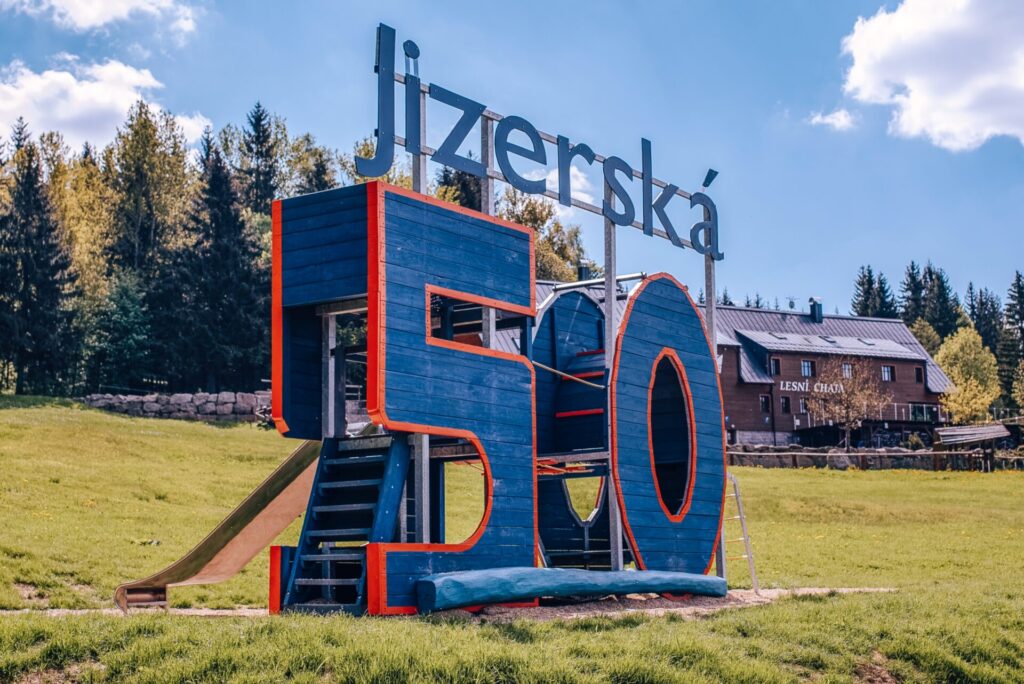 Hřiště na stadionu v Bedřichově má podobu Jizerské 50