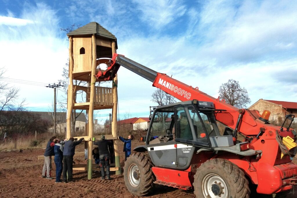Montáž dětského hřiště často vyžaduje zásah těžké techniky