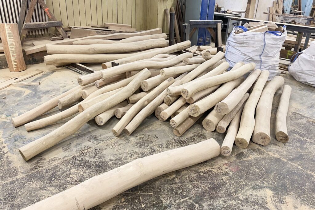 Obroušené kůly z akátového dřeva