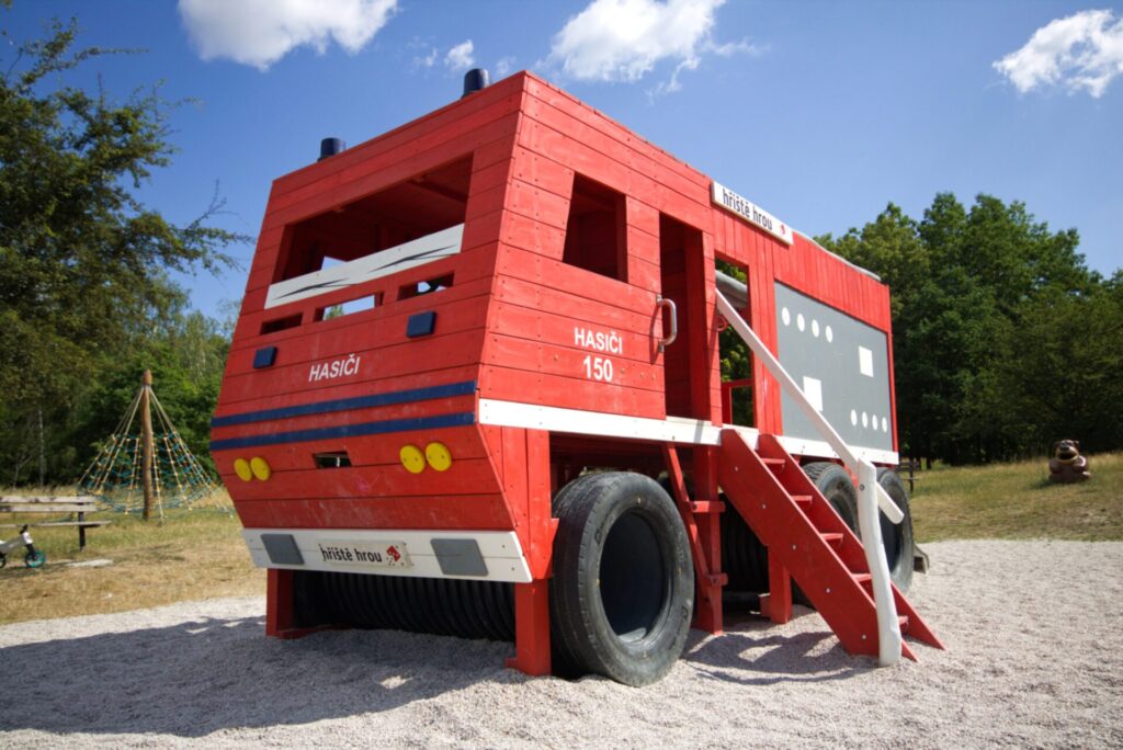 Hasičské auto v parku Šibeník, Most