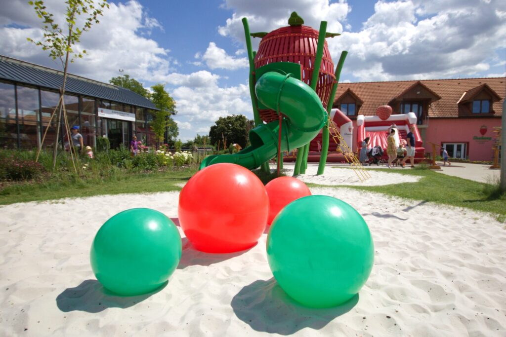 Jahodové hřiště a Jelly Systems na jahodové Farmě Vraňany