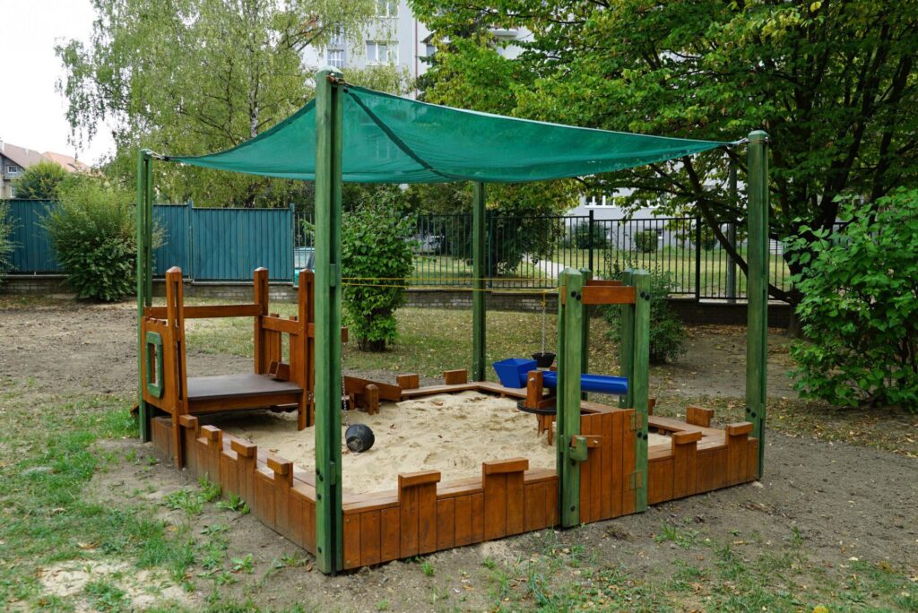 Kryté pískoviště jako součást dětského hřiště v MŠ