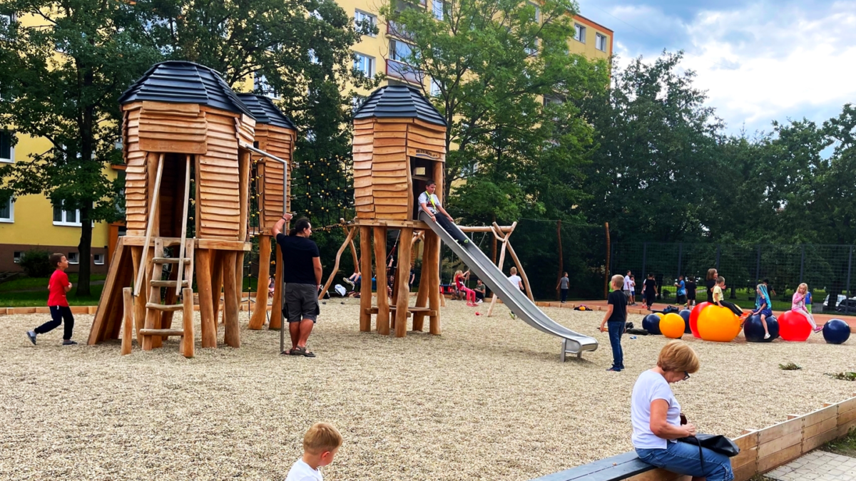 Úvodní fotografie blogového článku společnosti Hřiště Hrou #26: "Prahu 12 zdobí multifunkční hřiště v Zárubově ulici"