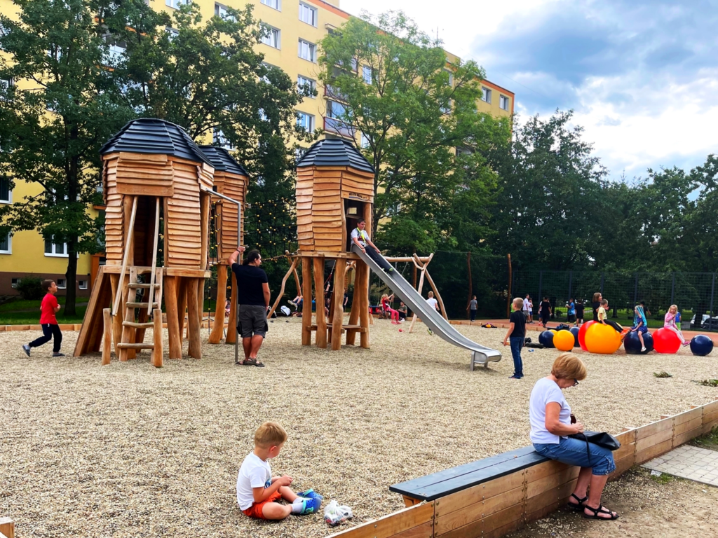 Veřejné hřiště Praha 12, ul. Zárubova