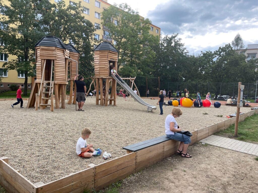 Hřiště v Zárubově ulici nabízí spoustu možností k vyžití