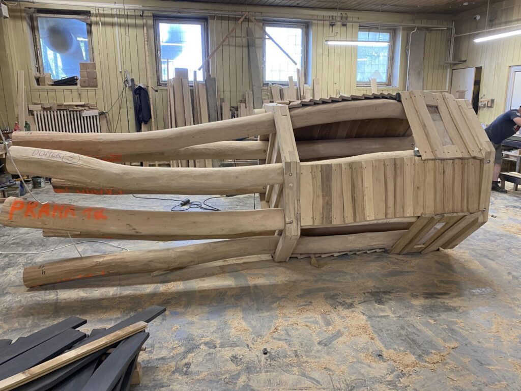 Výroba věže z akátového dřeva pro Prahu 12