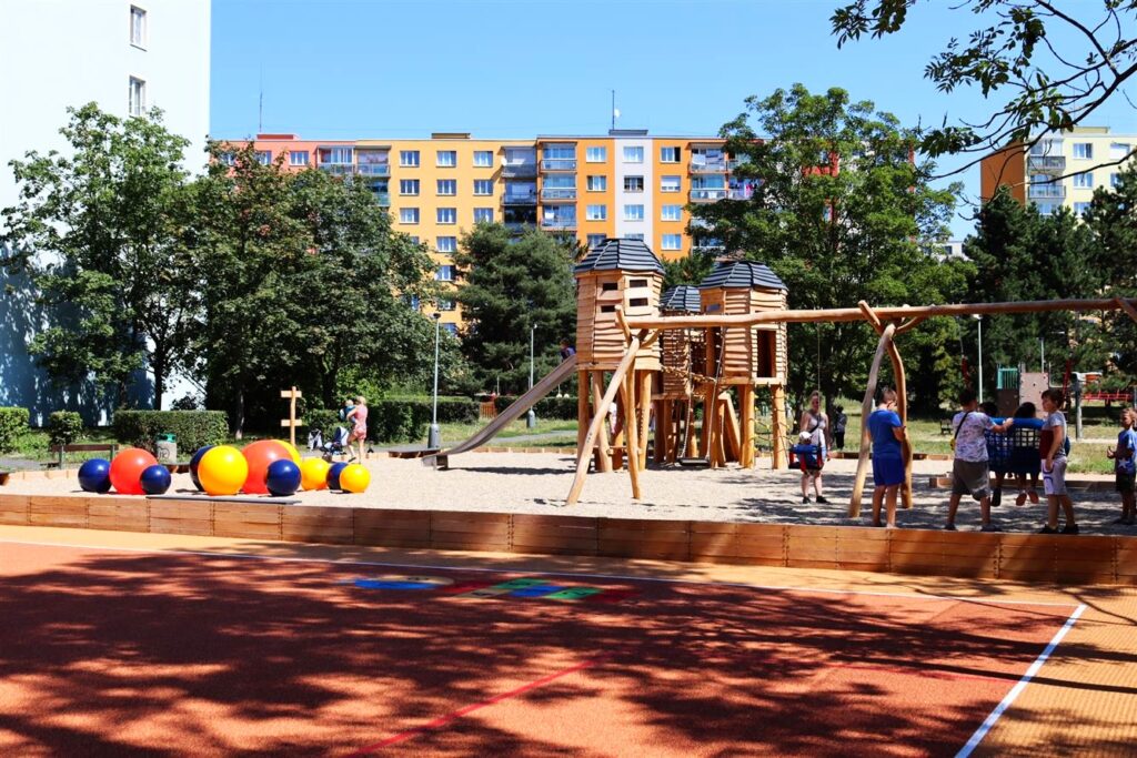 Finální podoba multifunkčního hřiště v Zárubově ulici, Praha 12