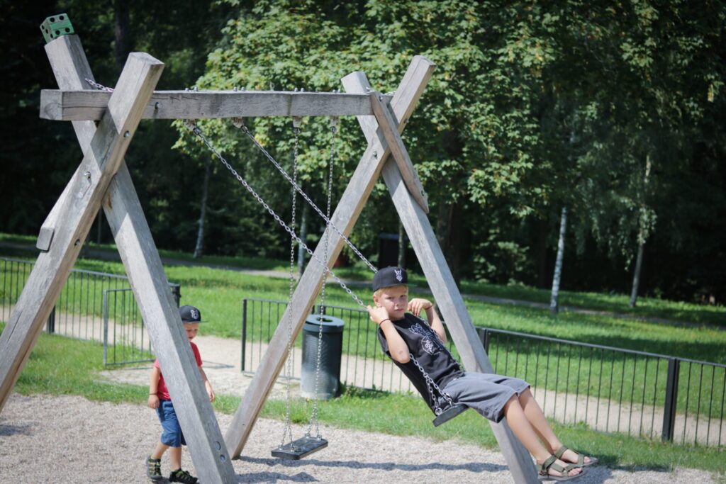 Kooperace s vrstevníky na dětském hřišti