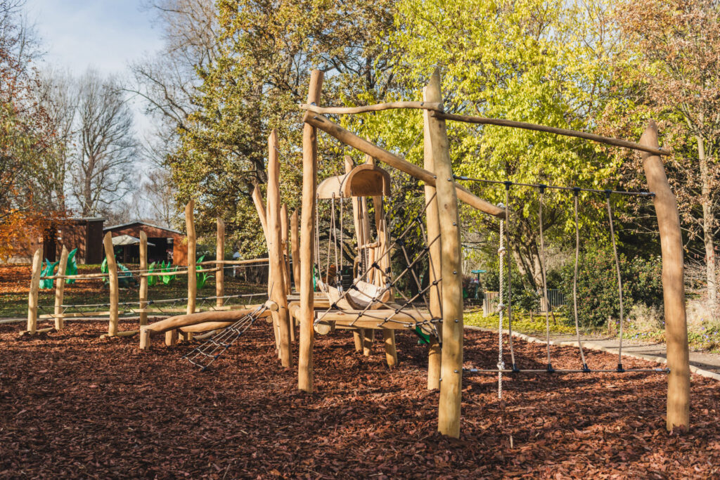 dětské hřiště v přírodě